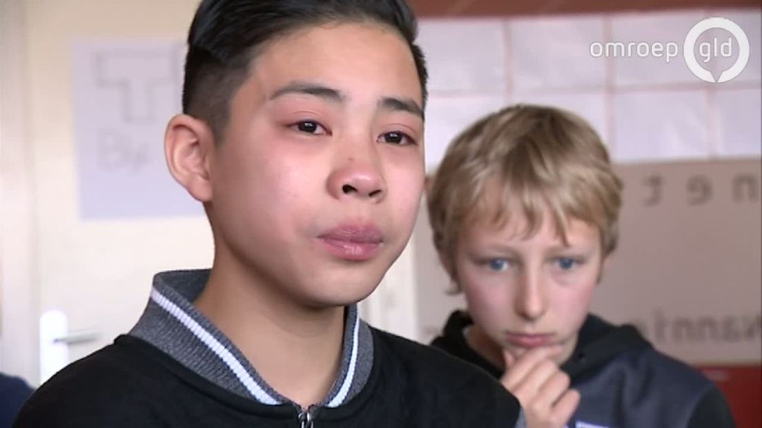 Staatssecretaris Dijkhoff moest maar eens naar Wageningen komen om te praten met de 13-jarige Tri Pham. Dat zegt burgemeester Geert van Rumund. Dijkhoff besloot afgelopen week dat de in Nederland geboren Tri met zijn ouders naar Vietnam moet worden uitgezet.