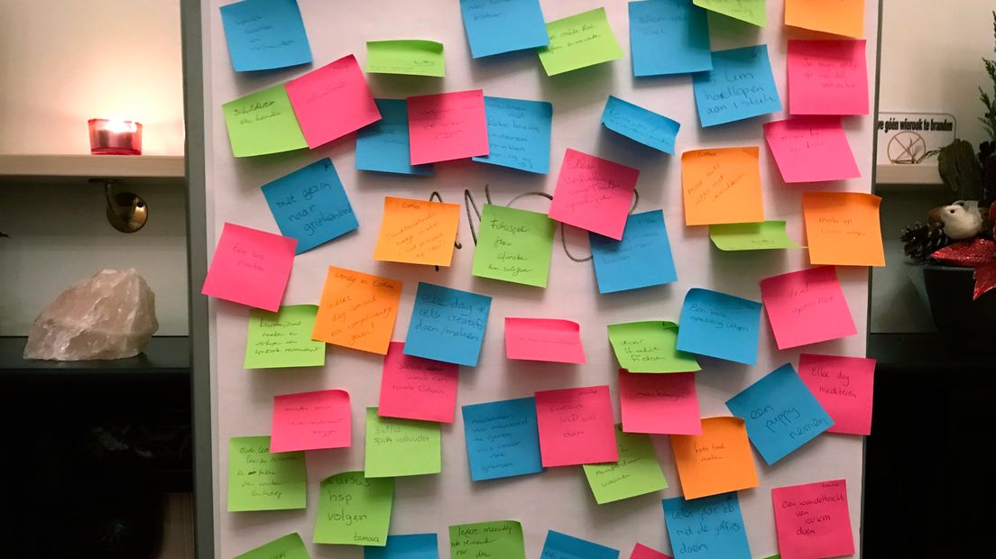 Kleurige postits vol dromen bij bucketlistinspiratiesessie in Goes