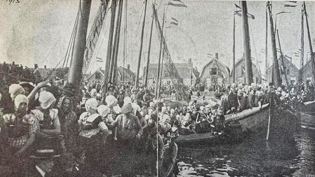 Een drukke Spakenburgse haven tijdens het openluchtspel in 1913