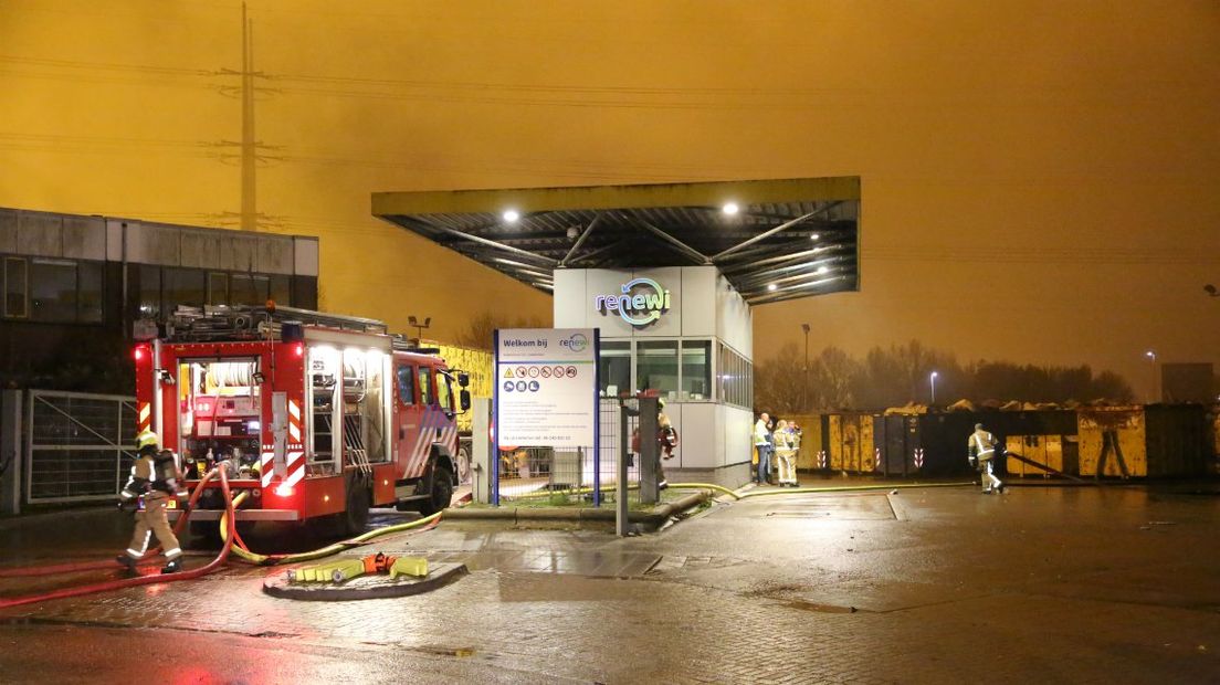 De brandweer bestrijdt het vuur bij Renewi.