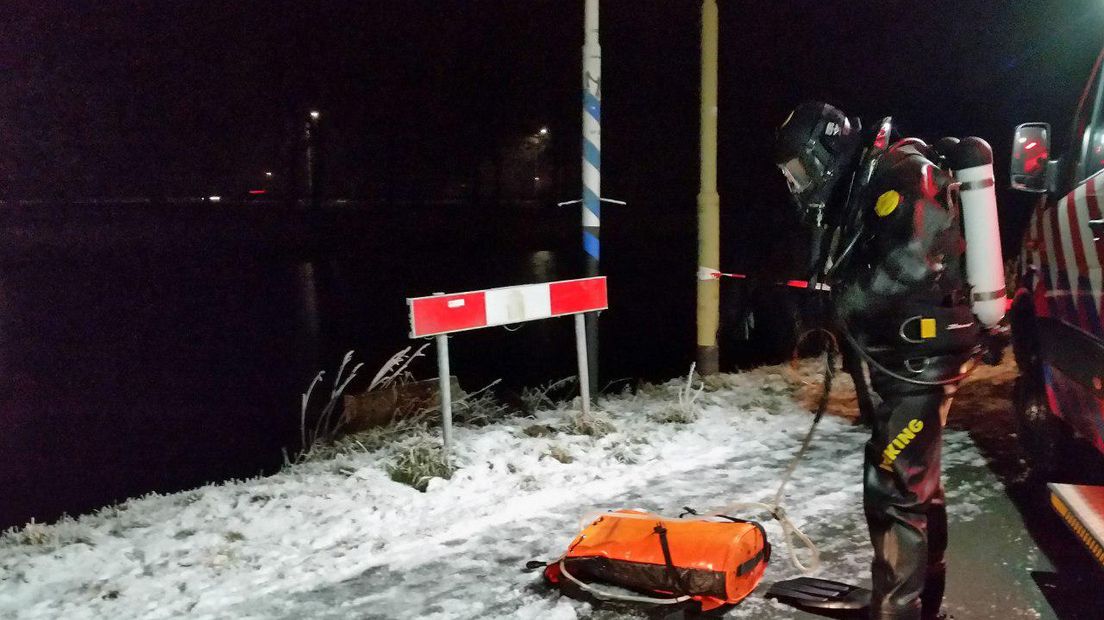 De hulpdiensten zoeken in het water (Rechten: Persbureau Meter)