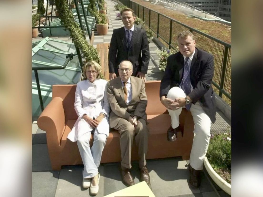 Familie Engels op het dakterras (vlnr Els, Frans sr, Willem van der Vloed, staand Frans jr)