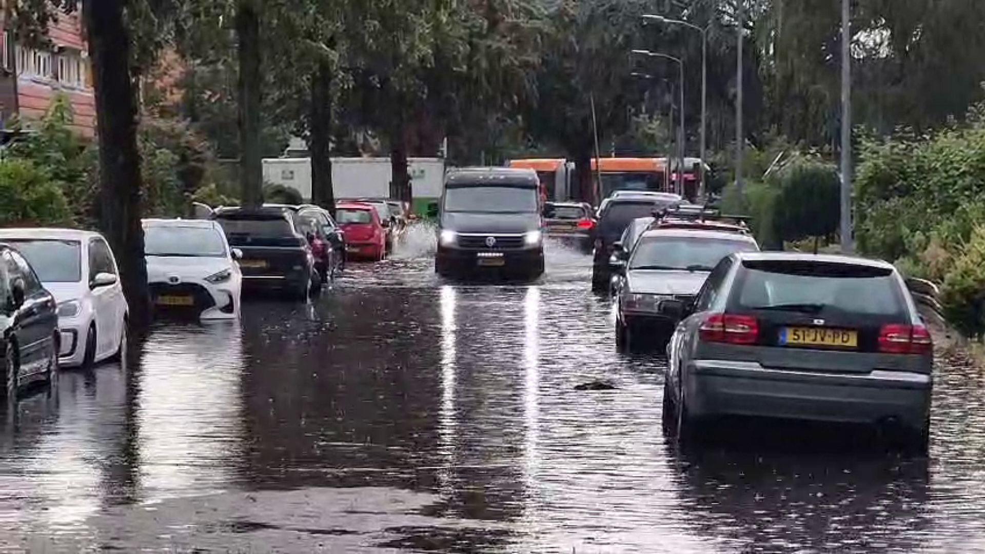 Hevige regen zet straten blank, water kan door harde grond nergens heen
