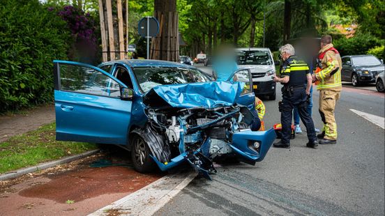 Auto botst op trolleymast • oplichters gepakt
