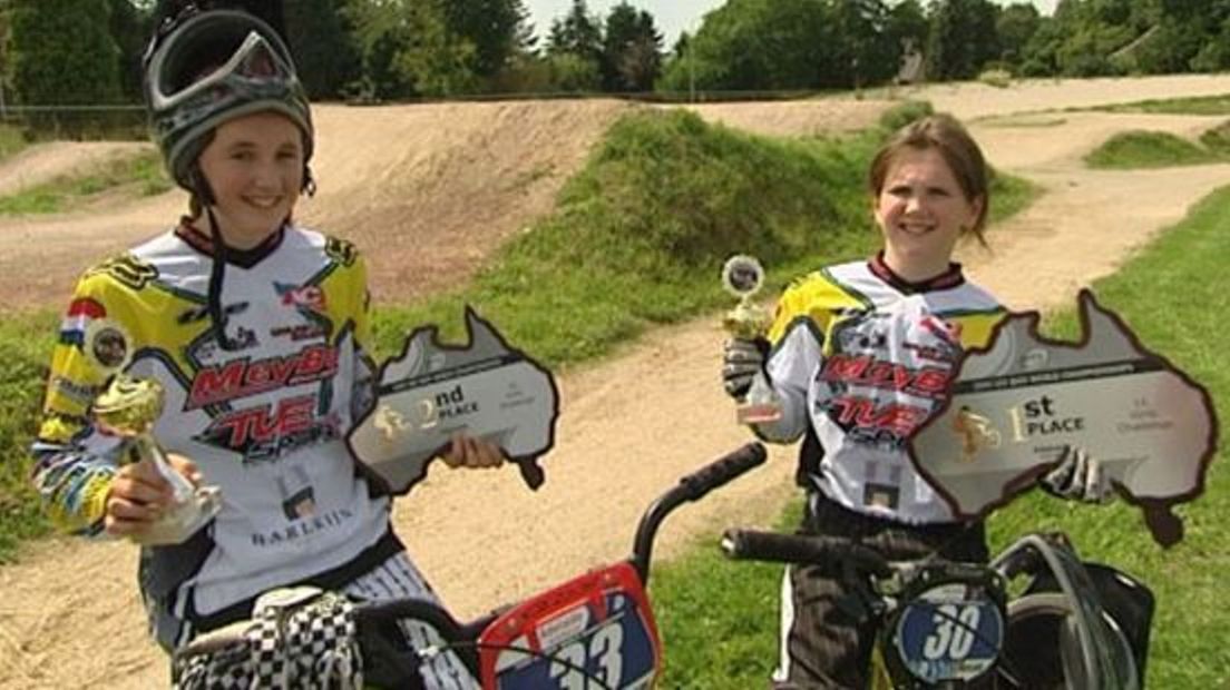 Laura (links) en Merel (rechts) na een jeugd-wk in 2009.