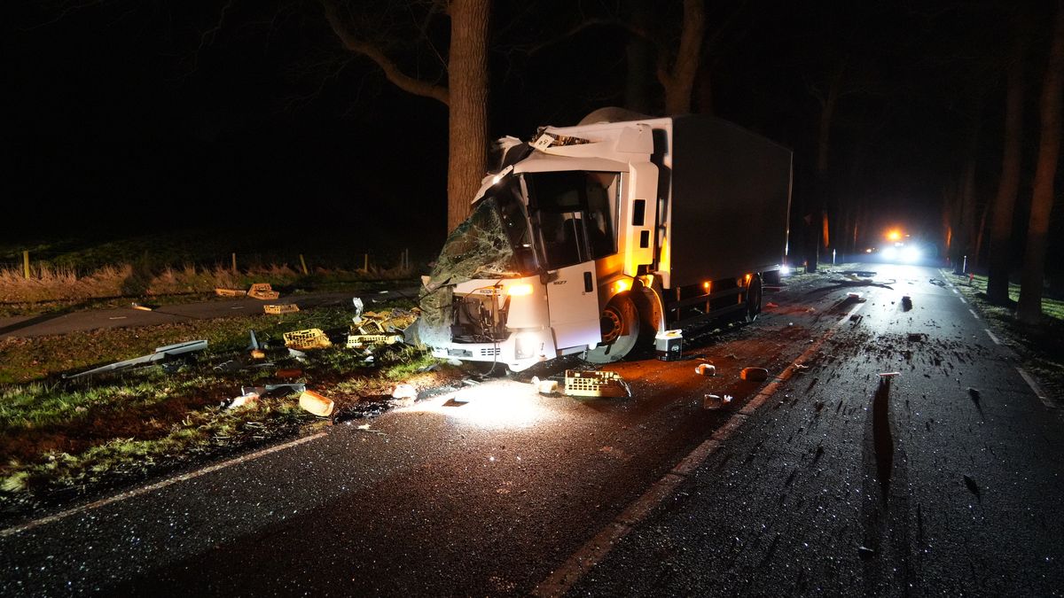 Vrachtwagen verliest lading brood op Poppenallee