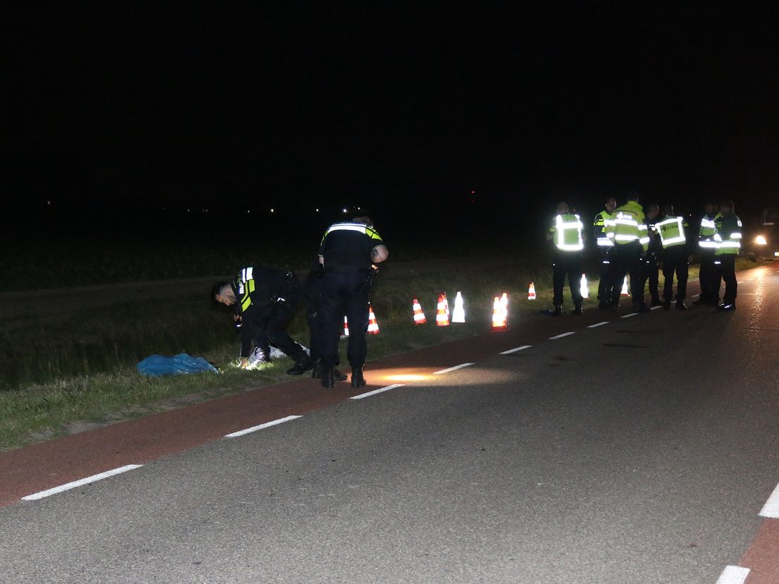 De politie onderzoekt de plek van de dodelijke aanrijding in Oudenhoorn