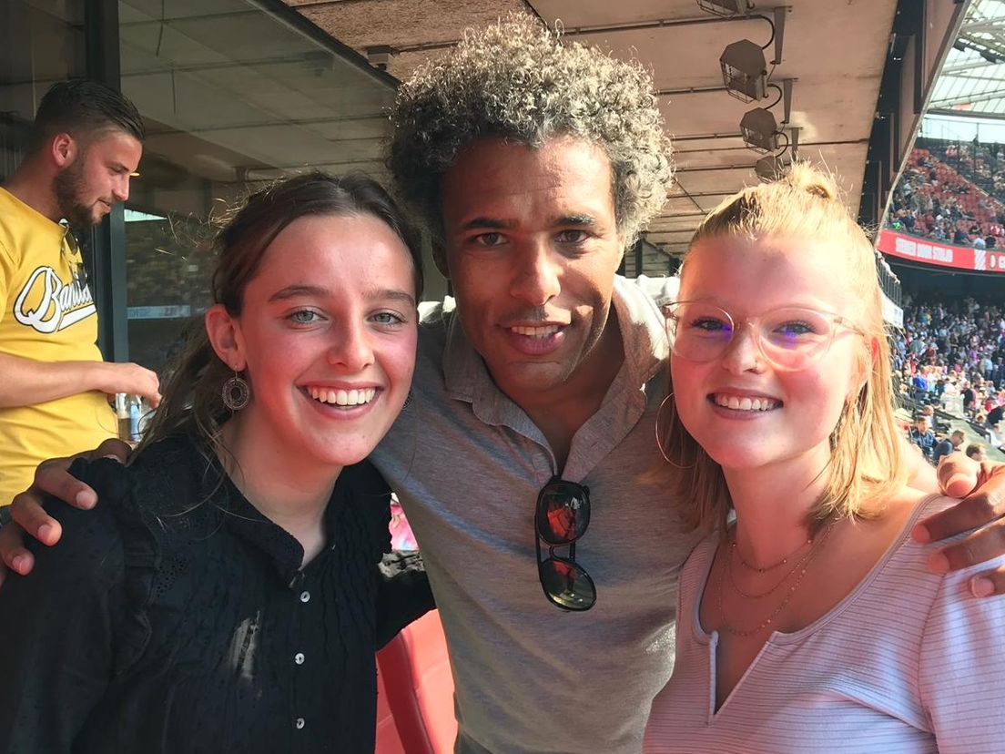 Evi (rechts) met in het midden Pierre van Hooijdonk en links vriendin Saar.