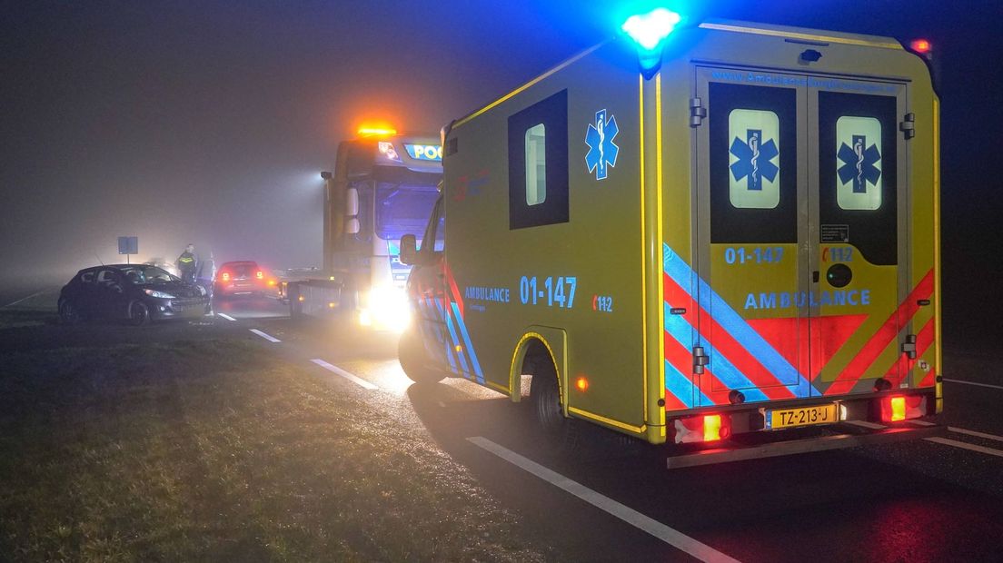 Hulpdiensten en een berger op de N355