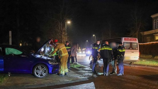 Buurtbus en auto botsen