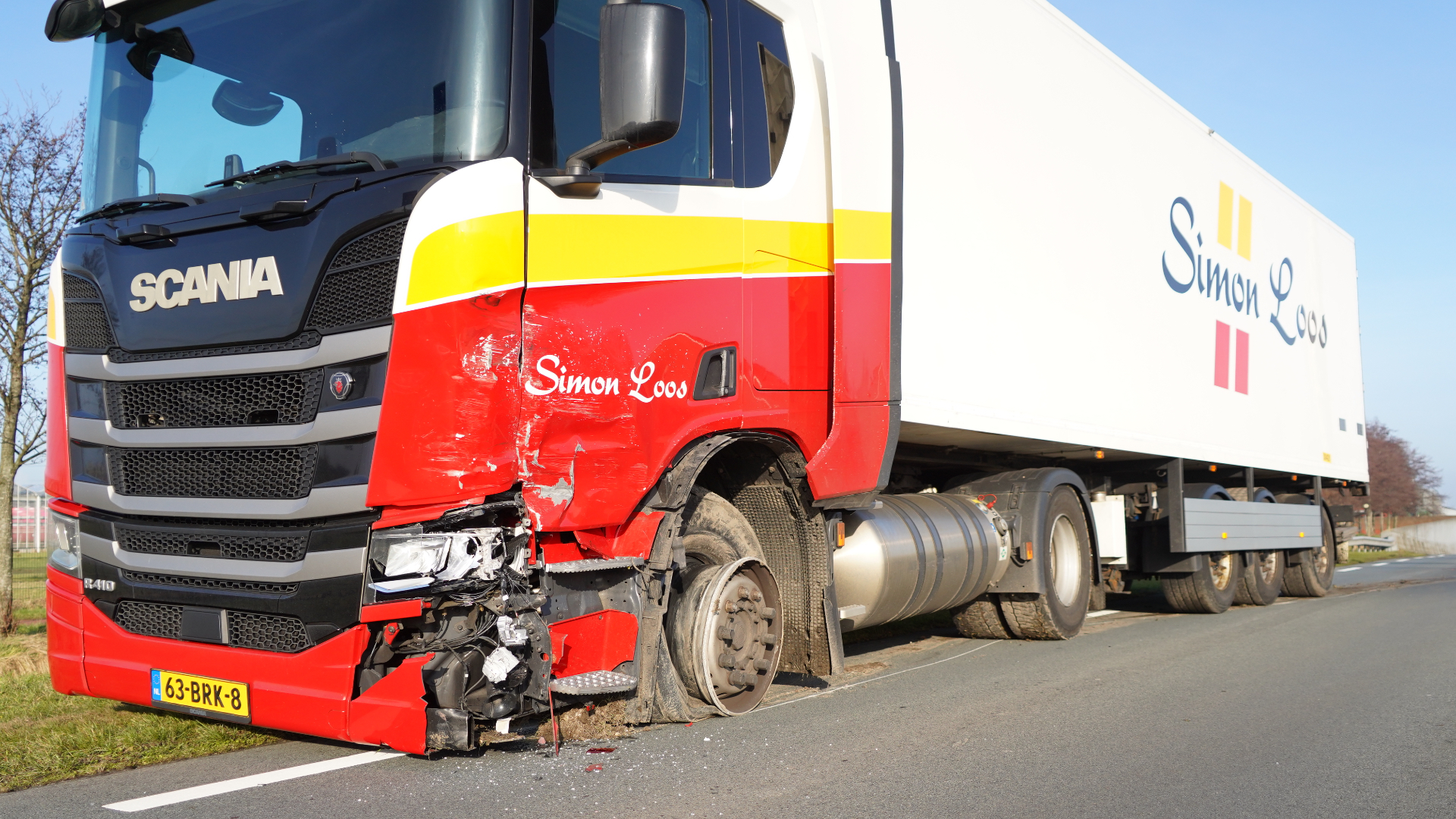 Hoe het met de bestuurder van de vrachtwagen gaat, is onbekend.