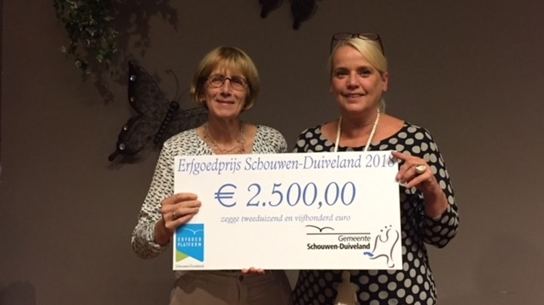 Baukje Bijlsma (links) ontvangt de Erfgoedprijs van wethouder Van Burg