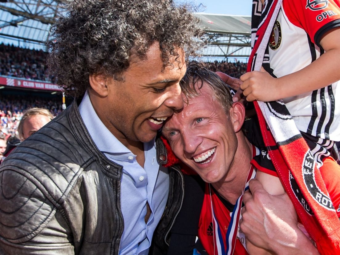 Pierre van Hooijdonk (l) feliciteert Dirk Kuyt met het kampioenschap