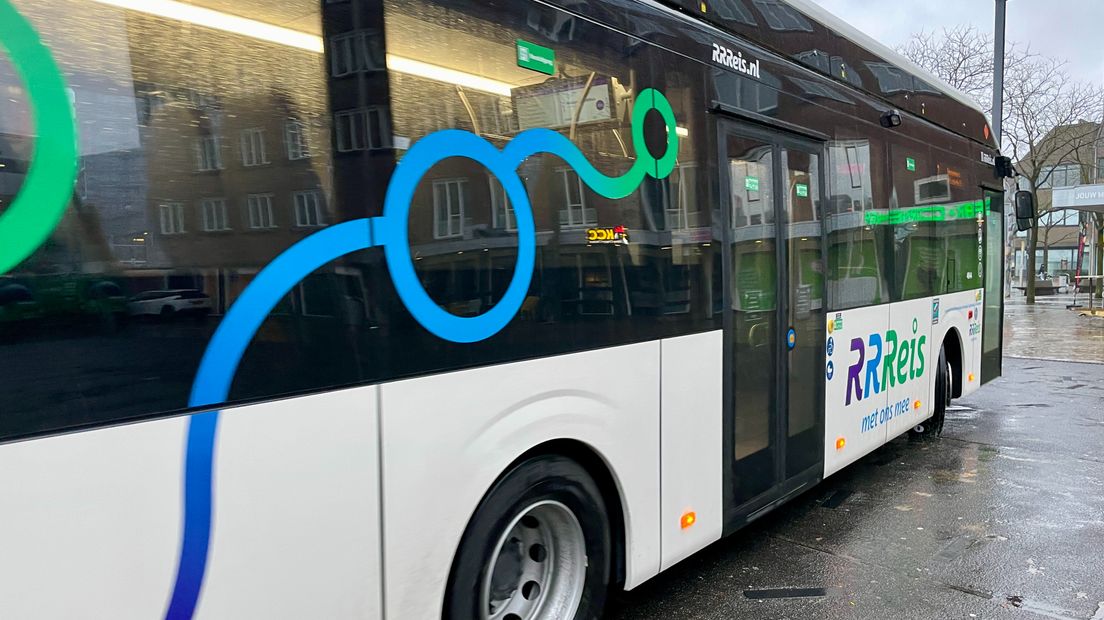 Een van de nieuwe elektrische bussen vertrekt vanaf het busstation in Enschede