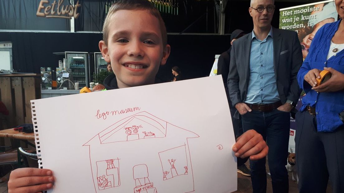 De 9-jarige Flier met zijn tekening van het Legomuseum