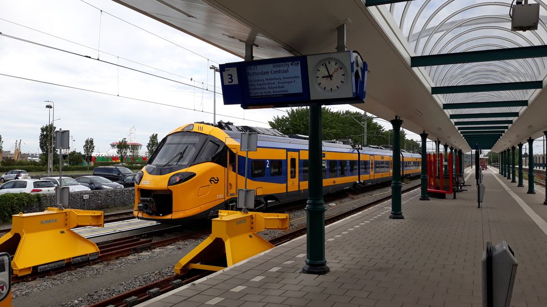 Trein op station in Vlissingen, juni 2020