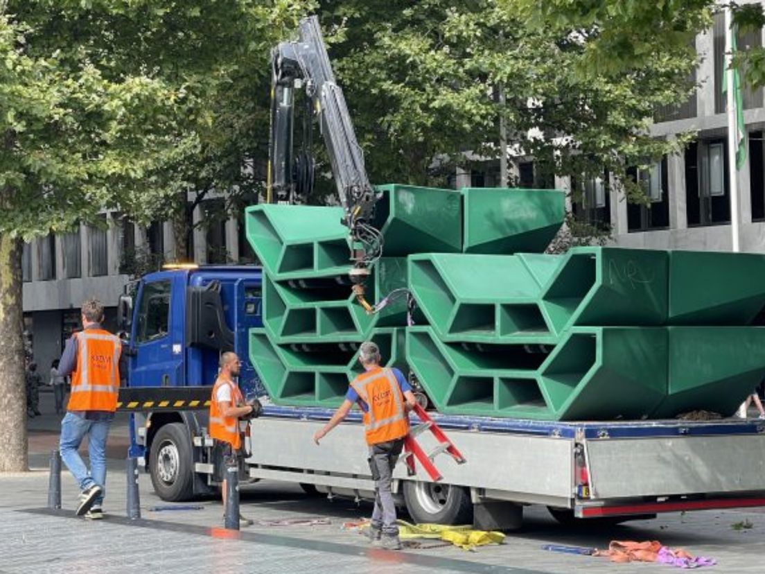 De gemeente Rotterdam heeft de banken weggehaald omdat er veel overlast is op en rond het Schouwburgplein.