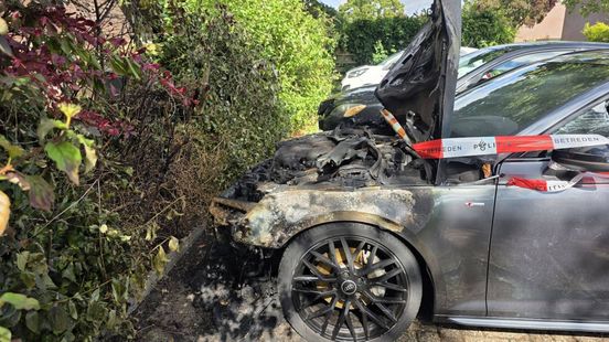 Auto brandt volledig uit aan Vurenlaan