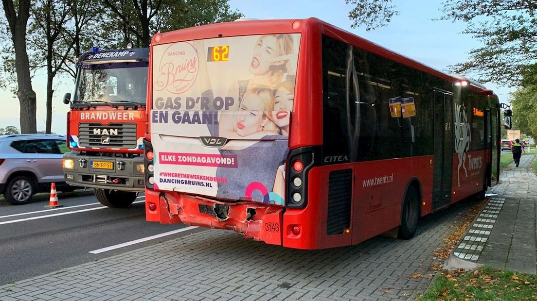 Auto en lijnbus botsen tussen Oldenzaal en Denekamp