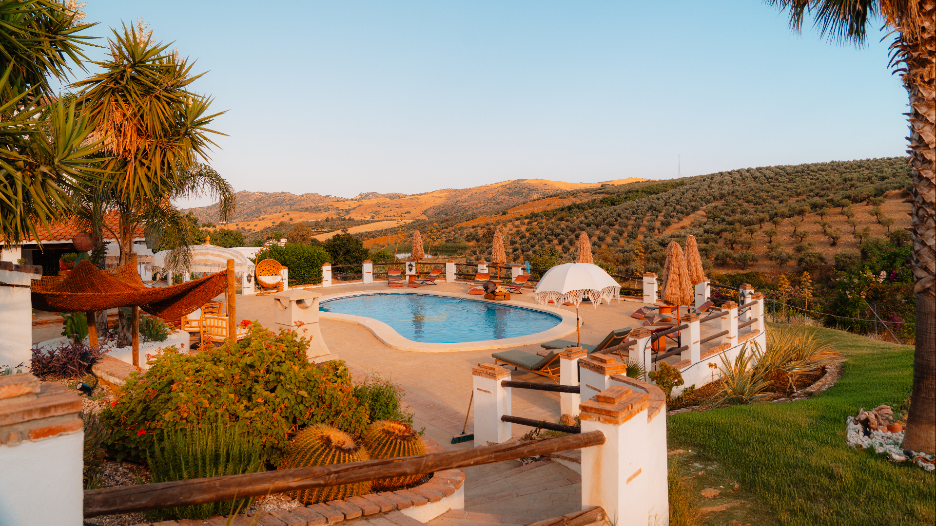 Het zwembad van het retraitecentrum van Iris in Spanje.