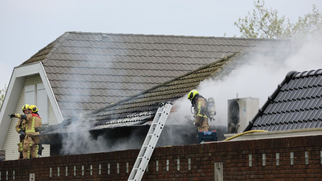 De brand woedde in het dak