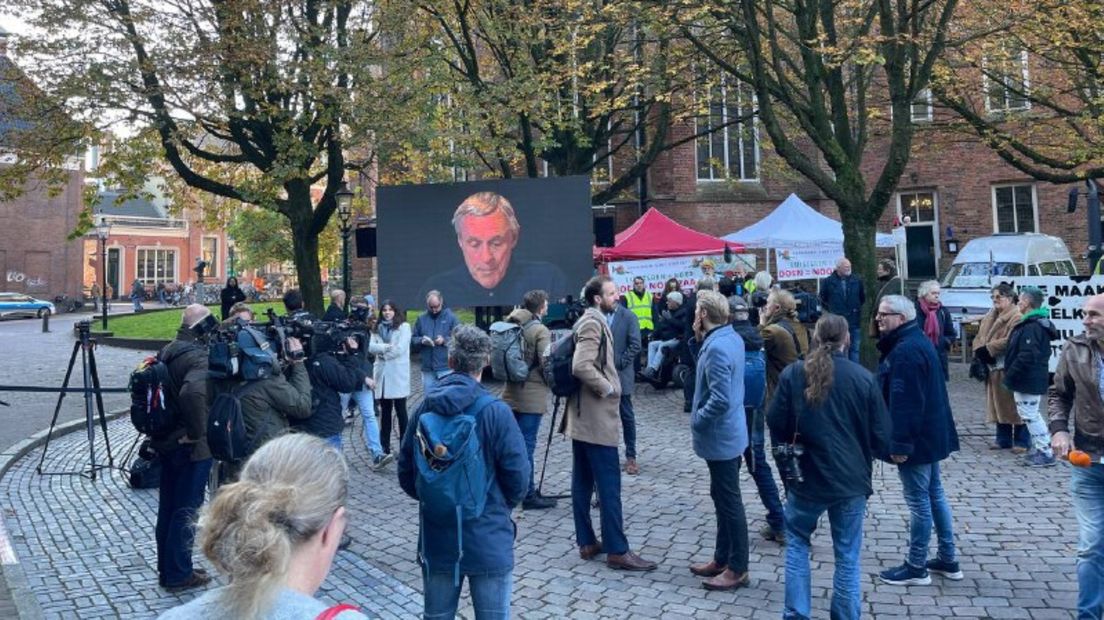 Tientallen actievoerders en journalisten op het Martinikerkhof in Stad