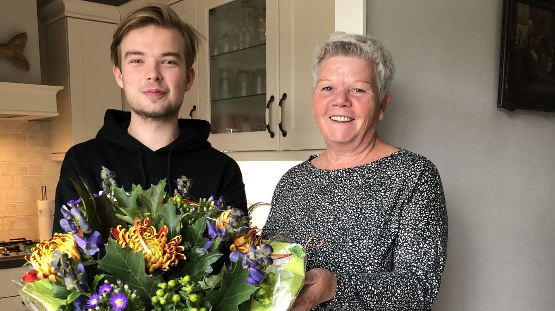 Sander en de drie andere redders ontvingen een bloemetje (Rechten: RTV Drenthe/Joy Schenk)