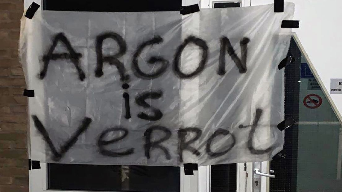 Spandoeken opgehangen bij Argon