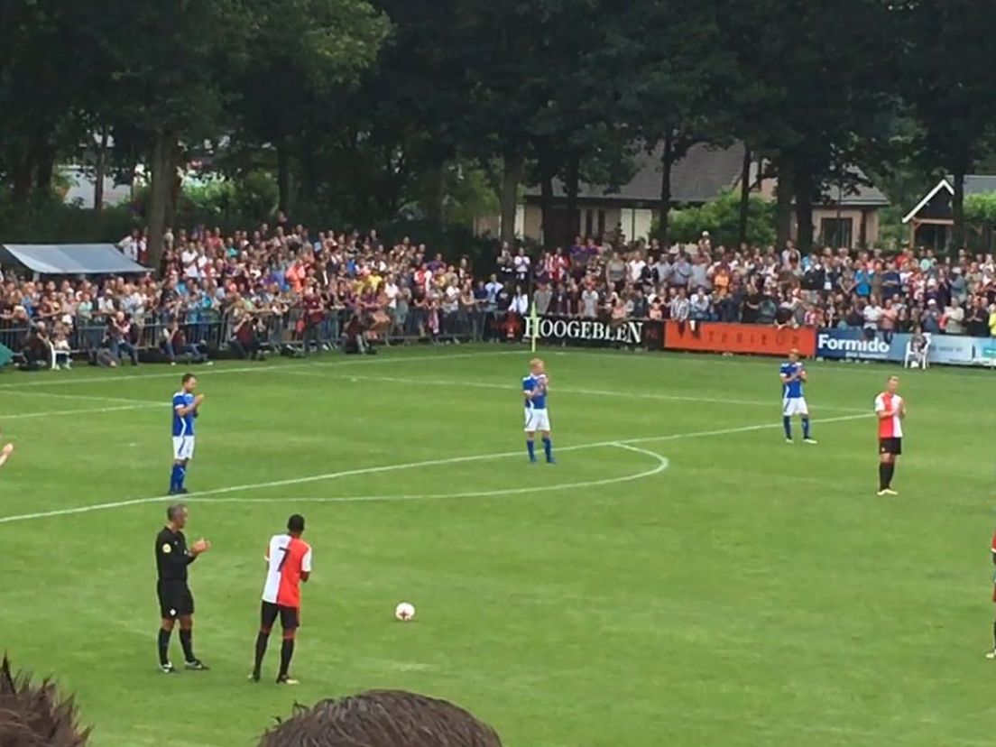 De spelers van Feyenoord en SDC Putten klapten in de 34e minuut massaal voor Ajacied Abdelhak Nouri