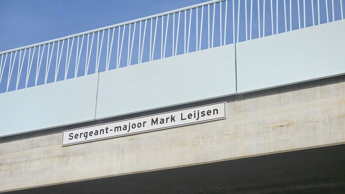 'Sergeant-majoor Mark Leijsen' is de volledige naam van het viaduct over de A28.