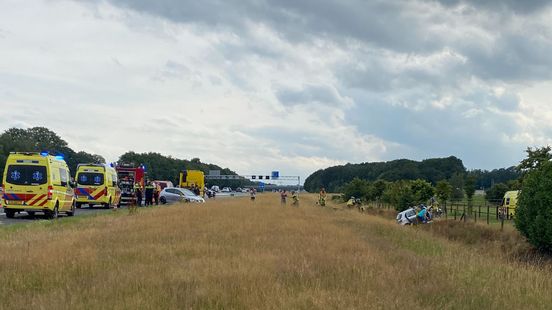 112 Nieuws: Traumahelikopter opgeroepen na ongeluk op A1 bij Holten. 112 Nieuws: Traumahelikopter opgeroepen na ongeluk op A1 bij Holten.