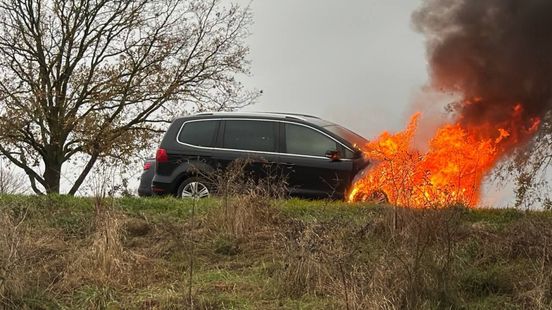 Auto spontaan in brand • fatbiker en scooterrijder botsen