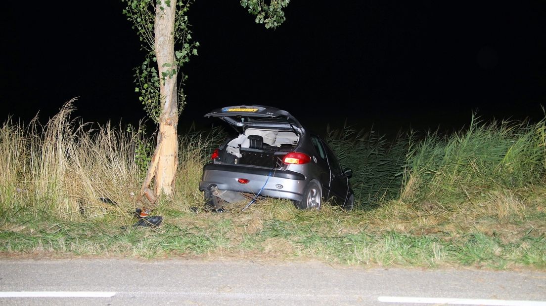 Automobilist belandt naast de weg in Vrouwenpolder