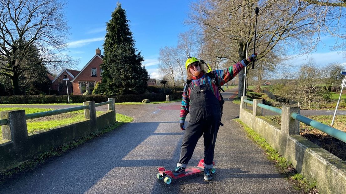 Ragnar van der Horst aan het longboarden in Zevenhuizen