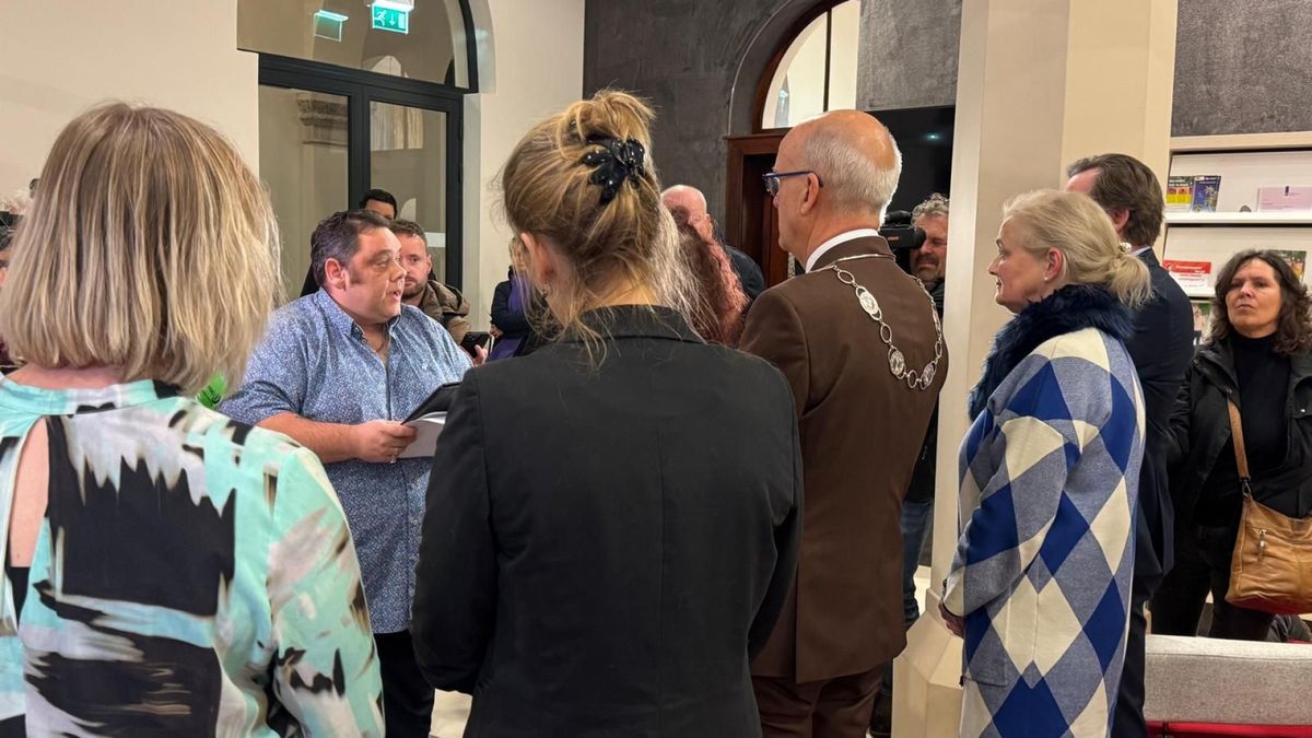 Petitie tegen asielopvang onder cameratoezicht aangeboden