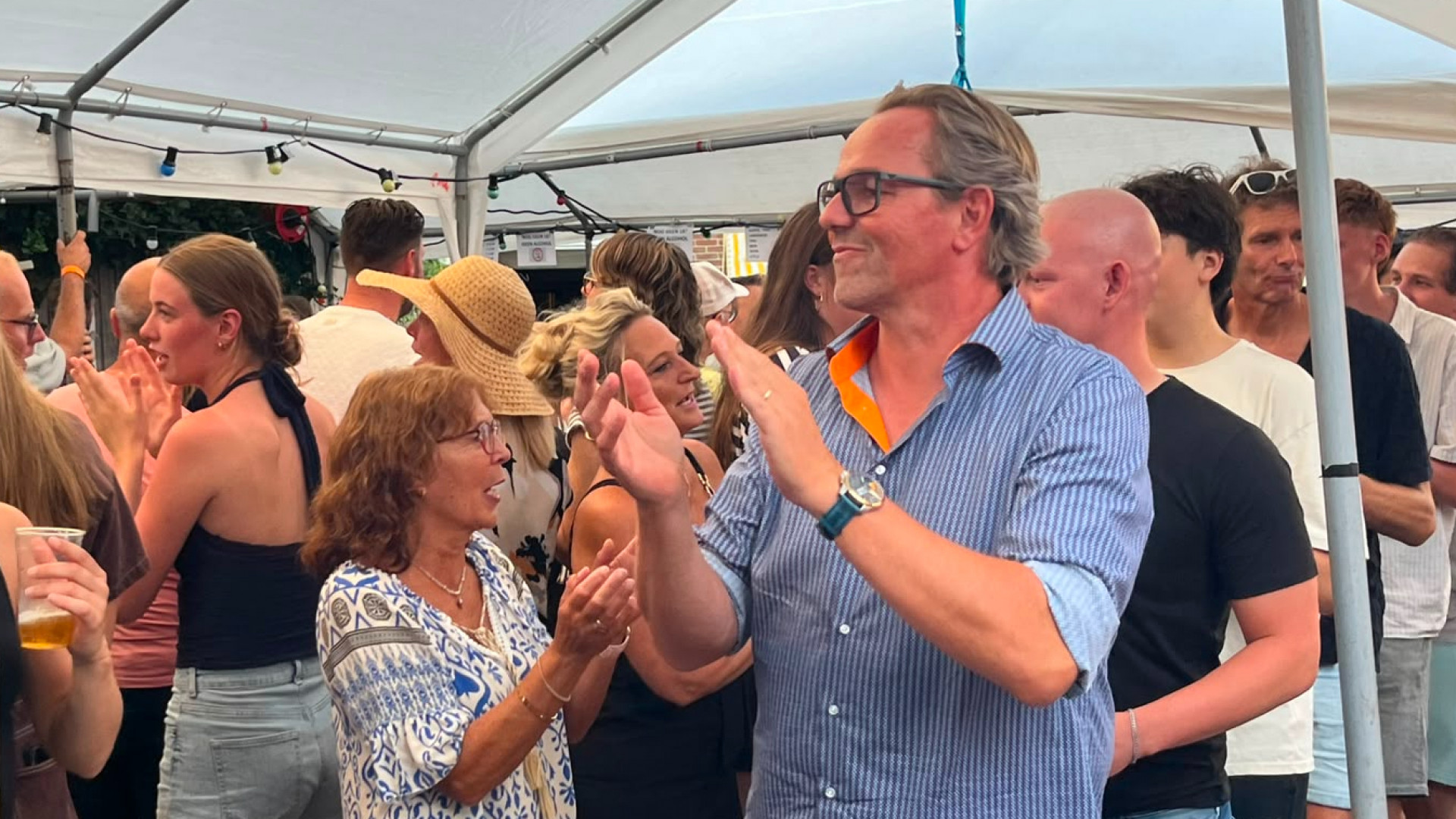 Klappend lopen de man om de vrouwen heen