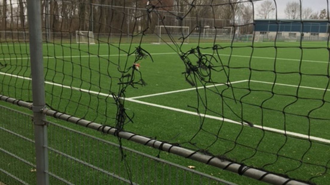 Meerdere netten rondom de sportvelden zijn doorgesneden