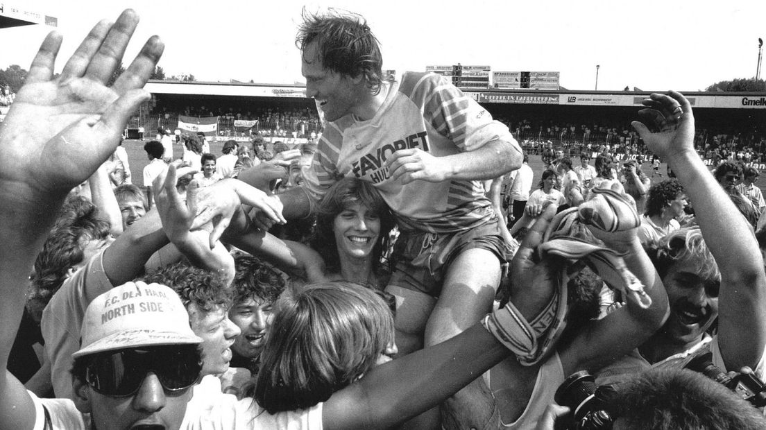 Martin Jol wordt op de schouders genomen na de promotie in 1989