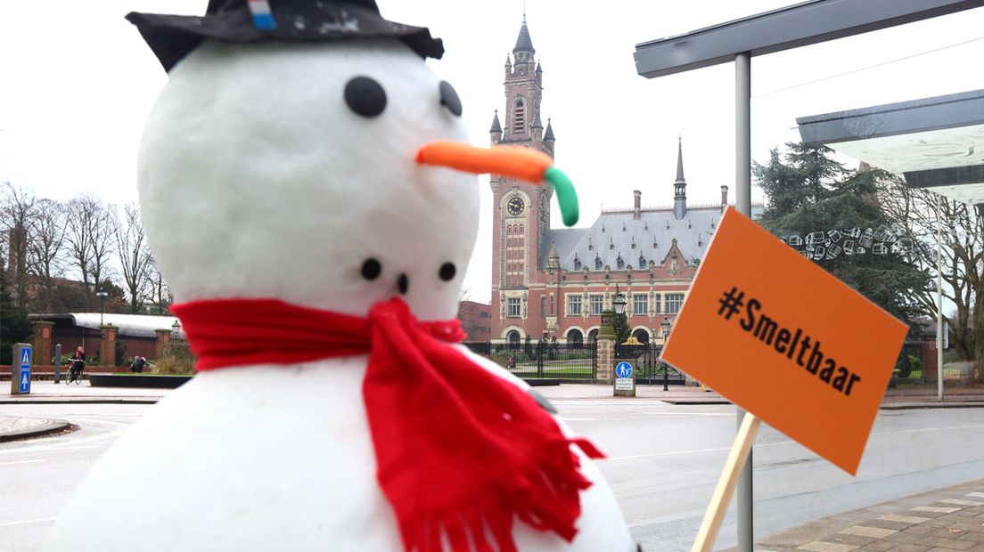 Een van de sneeuwpoppen die Hornbach in Den Haag heeft geplaatst.