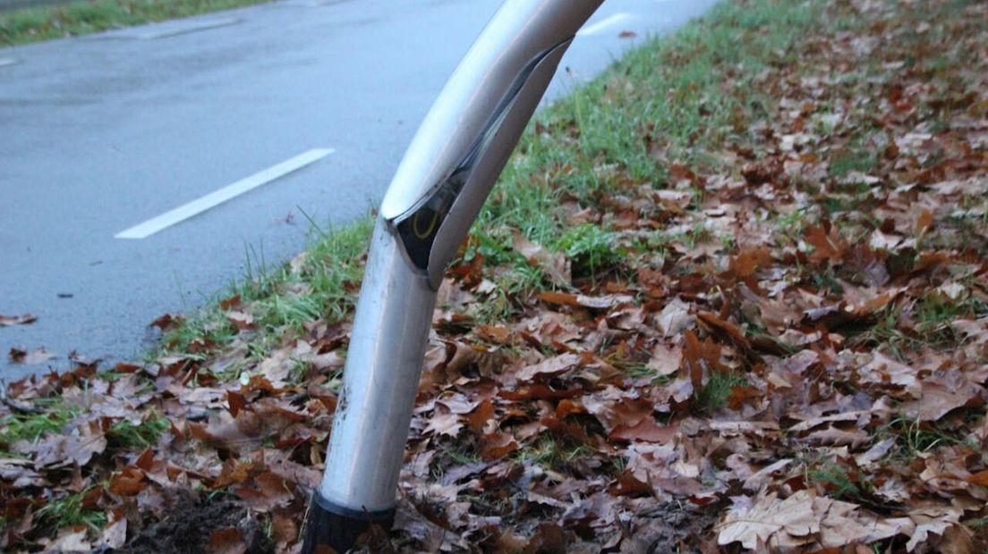 Lantaarnpaal vernield langs de N350 tussen Holten en Rijssen