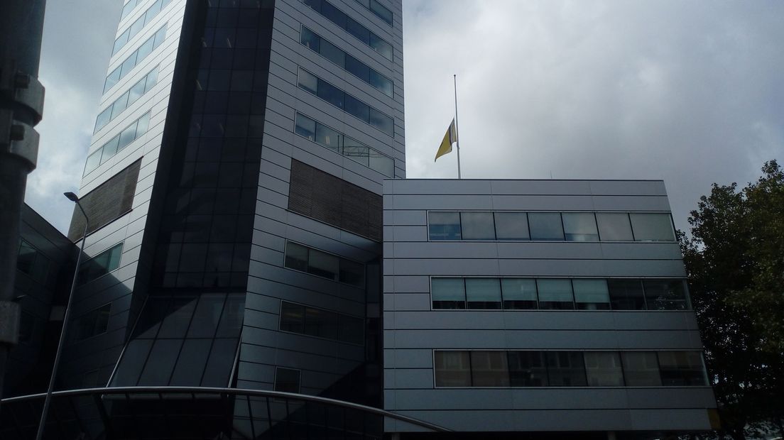 Bij het NS-kantoor in Utrecht hangt de vlag halfstok.