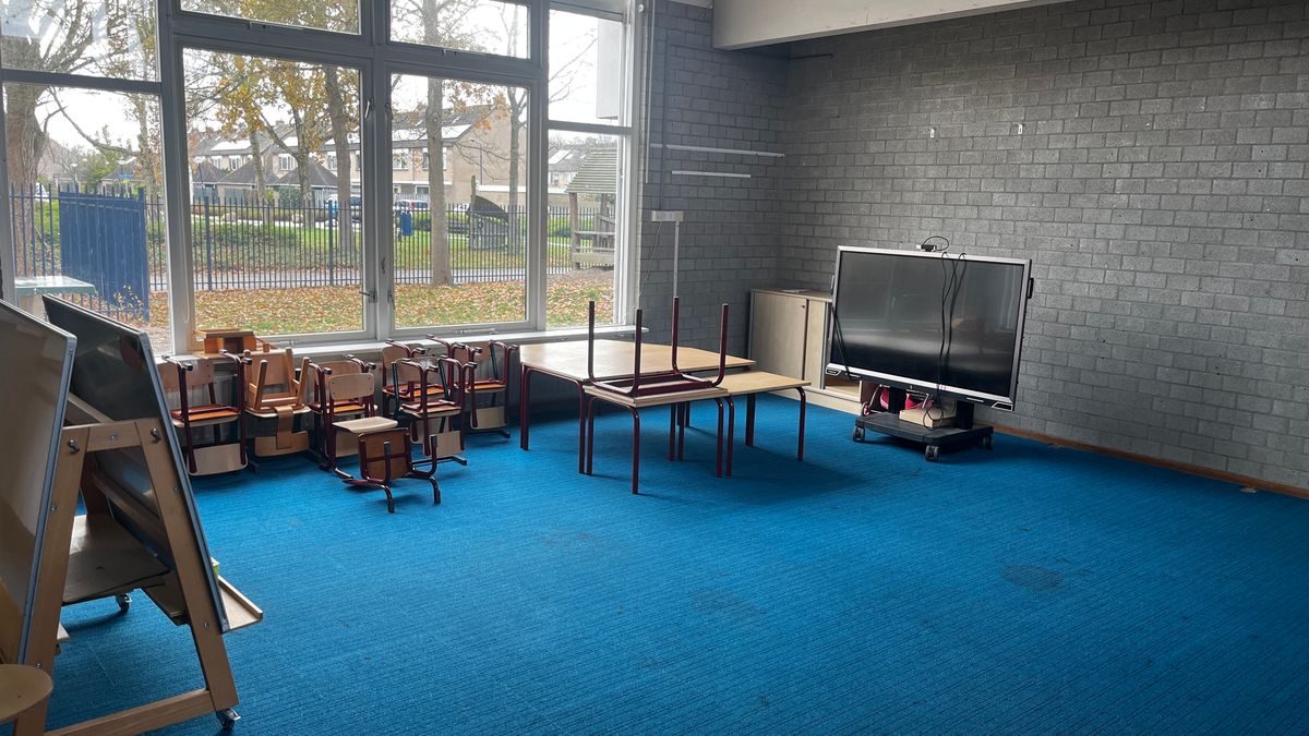 Heel het dak gaat eraf op school in Zierikzee die lange tijd kampt met lekkages