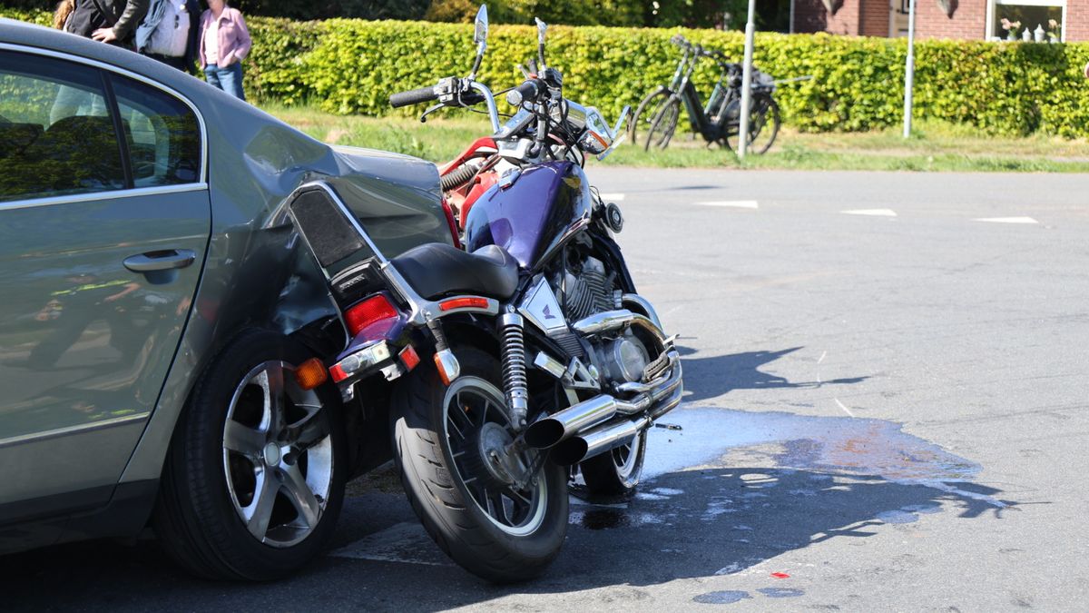 Motorrijder gewond bij botsing met auto in Leunen