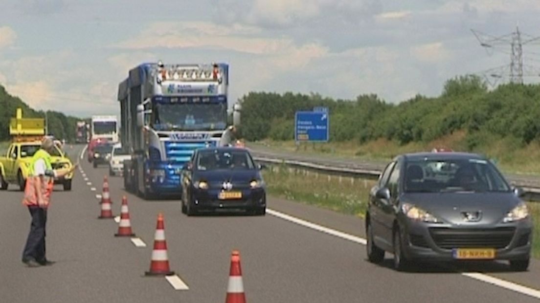 Auto in brand op A35 bij Hengelo-Zuid