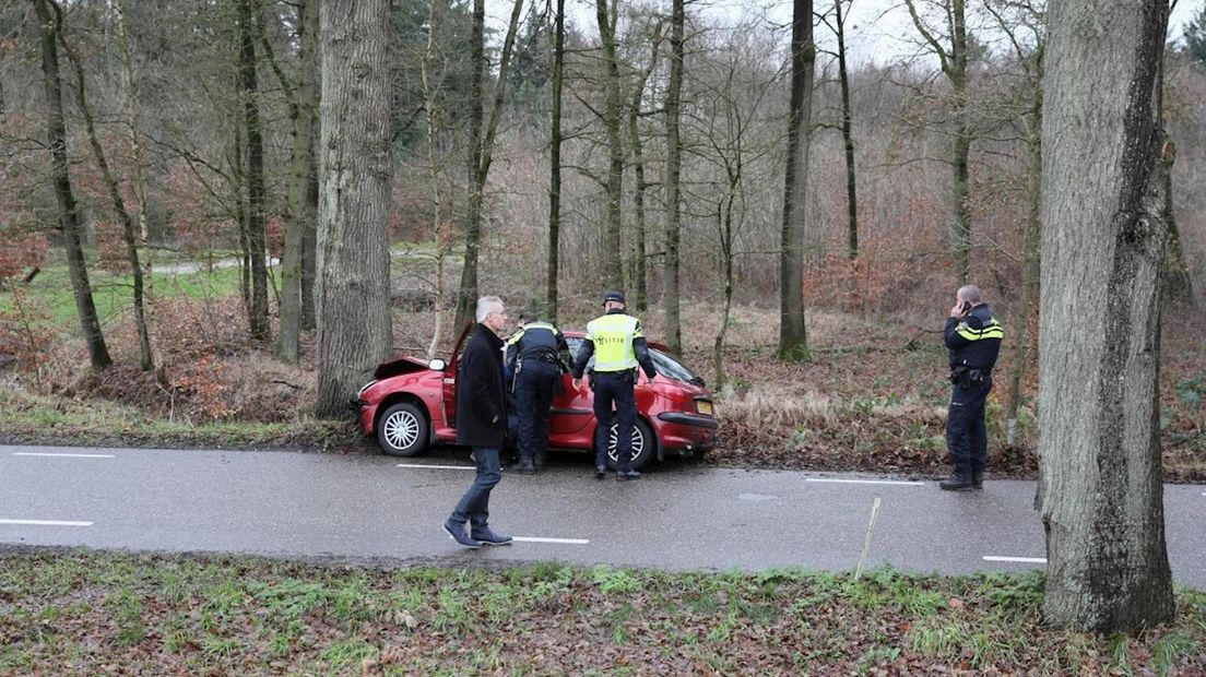 Auto tegen boom in Vilsteren