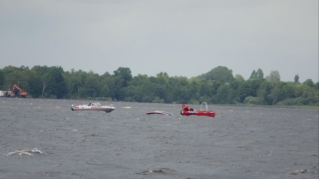 Zeilboot omgeslagen