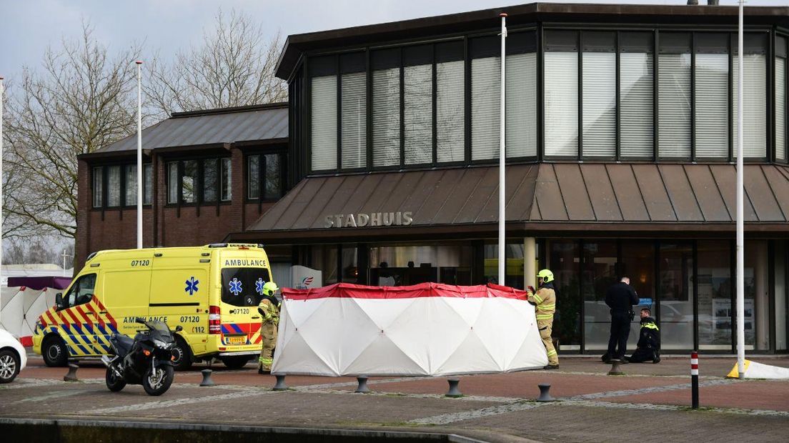 Een pick-up truck is vrijdagmorgen het stadhuis van Nijkerk binnengereden. Of er opzet in het spel is, is nog niet bekend. De bestuurder van de auto, een inwoner van Nijkerk, is door de politie aangehouden.