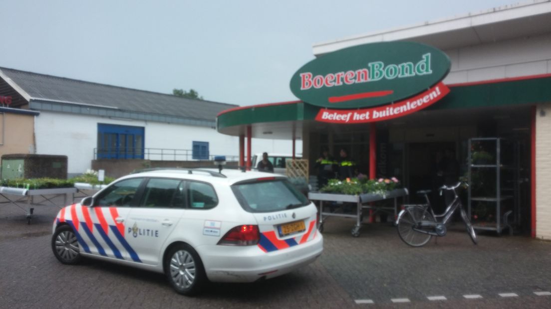 De politie heeft maandagmiddag in Groesbeek onder winkelend publiek flyers uitgedeeld en gesproken met voorbijgangers. Agenten proberen meer te weten te komen over de overval op een geldloper, vandaag een week geleden.