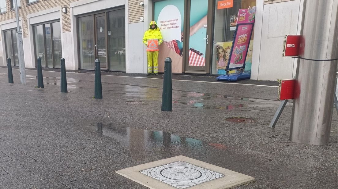 Niet echt een drukke baan voor deze verkeersregelaar bij de bewegingloze paal tegenover het HagaZiekenhuis