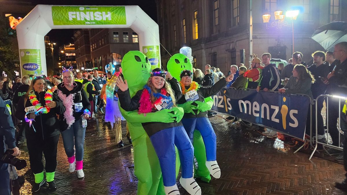 4Mijl4You: 9-jarige Fynn op weg naar de finish • Dansend over het Hereplein